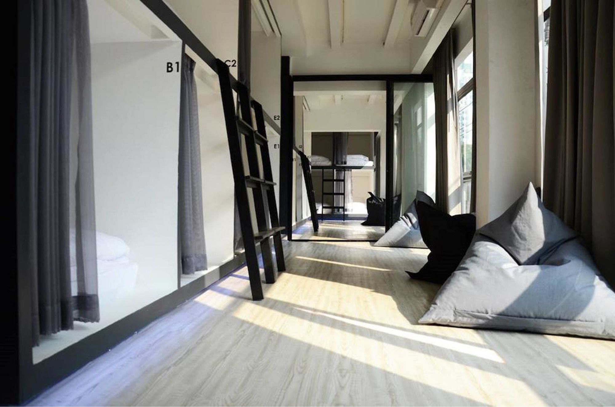 3 Howw Hostel At Sukhumvit 21 Bangkok Bagian luar foto